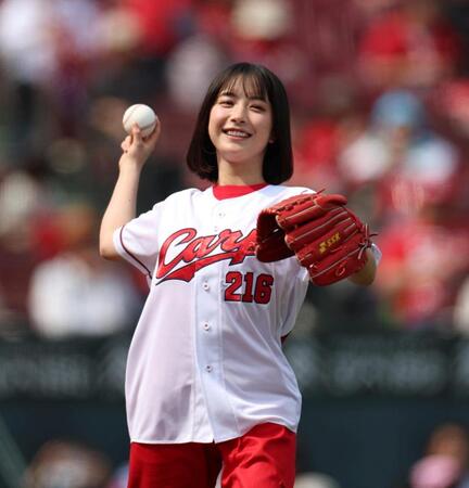 ２８日の始球式前、キャッチボールする藤﨑ゆみあ（撮影・北村雅宏）