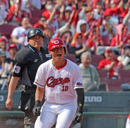 ６回、サノーの失策の間に先制となる生還を果たし、雄たけびを上げる佐々木（撮影・北村雅宏）