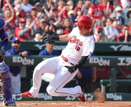 ６回、サノーの失策の間に先制となる生還を果たす二走・佐々木（撮影・北村雅宏）