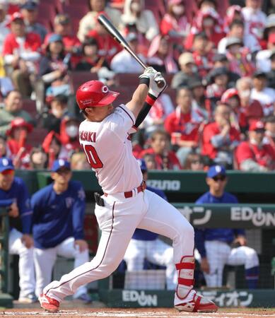 ６回、中前打を放つ佐々木（撮影・北村雅宏）