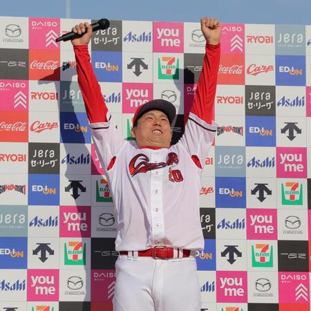 お立ち台でポーズをとる栗林（撮影・北村雅宏）