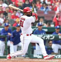 ７回、右前打を放つファビアン（撮影・北村雅宏）