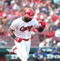 ８回、勝ち越しとなる適時打を放ち、拳を握るファビアン（撮影・北村雅宏）