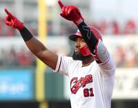 ８回、勝ち越しとなる適時打を放ち、ポーズを決めるファビアン（撮影・北村雅宏）