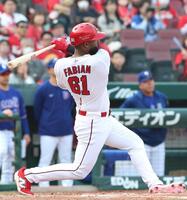 ８回、勝ち越しの適時打を放つファビアン