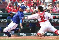 好返球で岡林を本塁タッチアウト