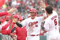 ８回、ファビアンの勝ち越し適時打で生還し、ナインとタッチを交わす平川（中央）