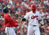 ８回、四球を選ぶ平川（右）＝撮影・北村雅宏