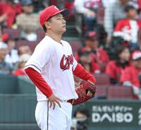 ８回、田中に同点となる適時打を浴びた島内（撮影・北村雅宏）