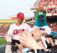 ファンと勝利のタッチを交わす森浦（撮影・北村雅宏）