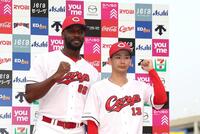 お立ち台でポーズを決めるハーンと森浦（右）＝撮影・北村雅宏