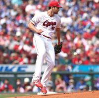 １回、岡林の打球にグラブを差し出すターノック（撮影・北村雅宏）