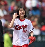 ２８日の始球式前、笑顔を見せる藤﨑ゆみあ（撮影・北村雅宏）