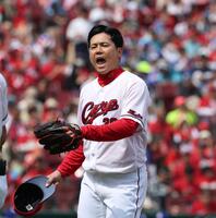 １回、中日打線を三者凡退に打ち取り、ほえる栗林（撮影・北村雅宏）