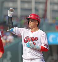 ６回、左前打を放ち、ポーズを見せる小園（撮影・北村雅宏）