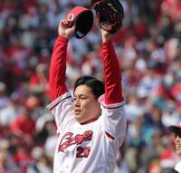 ６回、中日打線を三者凡退に抑え、ベンチに戻る栗林（撮影・北村雅宏）