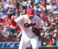 完封勝利を挙げ、拳を握る栗林（撮影・北村雅宏）