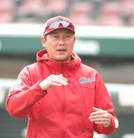 練習を見守る新井監督（撮影・北村雅宏）