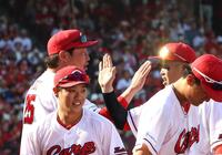 中日に３連勝し、ナインを迎える新井監督（左上）＝撮影・北村雅宏