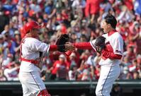 完封勝利を挙げ、坂倉と握手を交わす栗林（右）＝撮影・北村雅宏