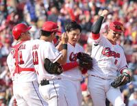 完封勝利を挙げ、ナインと喜びを分かち合う広島・栗林良吏（中央）＝マツダ（撮影・北村雅宏）