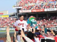 完封勝利を挙げ、ファンとタッチを交わす栗林（中央左）＝撮影・北村雅宏