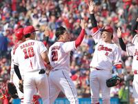 完封勝利を挙げ、ナインと喜びを分かち合う広島・栗林良吏（中央）＝マツダ（撮影・北村雅宏）