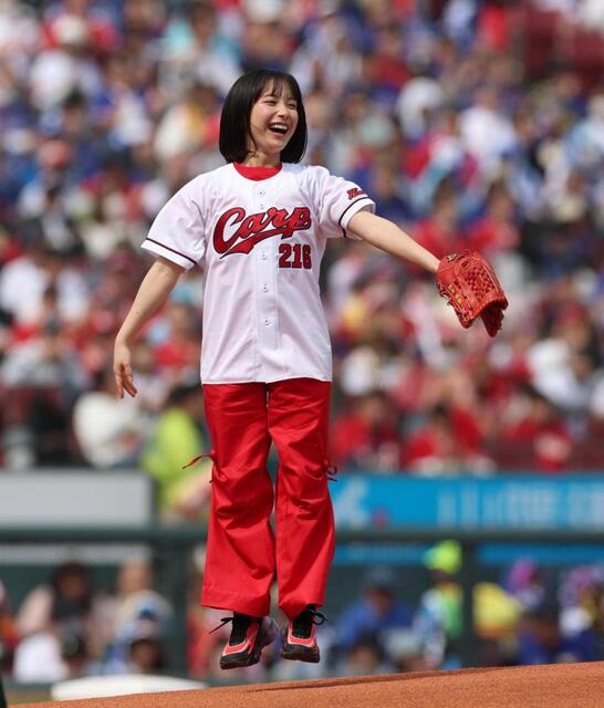 カープ戦始球式18歳女優 使用グラブは