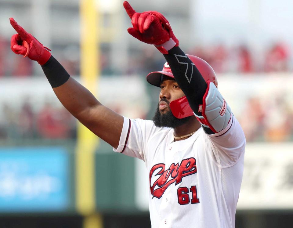 ８回、勝ち越しとなる適時打を放ち、ポーズを決めるファビアン（撮影・北村雅宏）