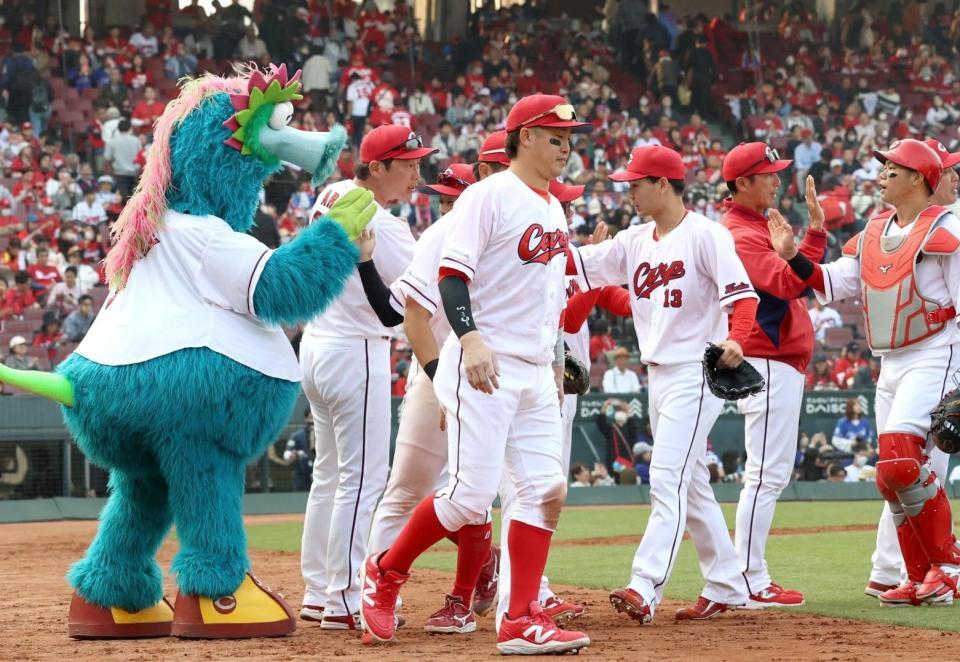 中日に連勝し、ナインを迎える新井監督（左から２人目）＝撮影・北村雅宏