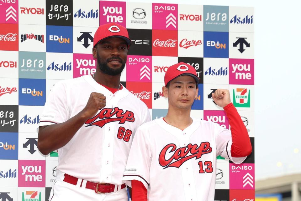 お立ち台でポーズを決めるハーンと森浦（右）＝撮影・北村雅宏