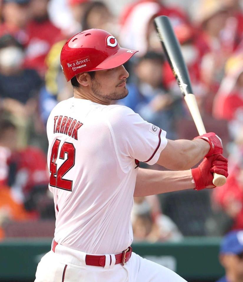 　６回、二塁打を放つターノック