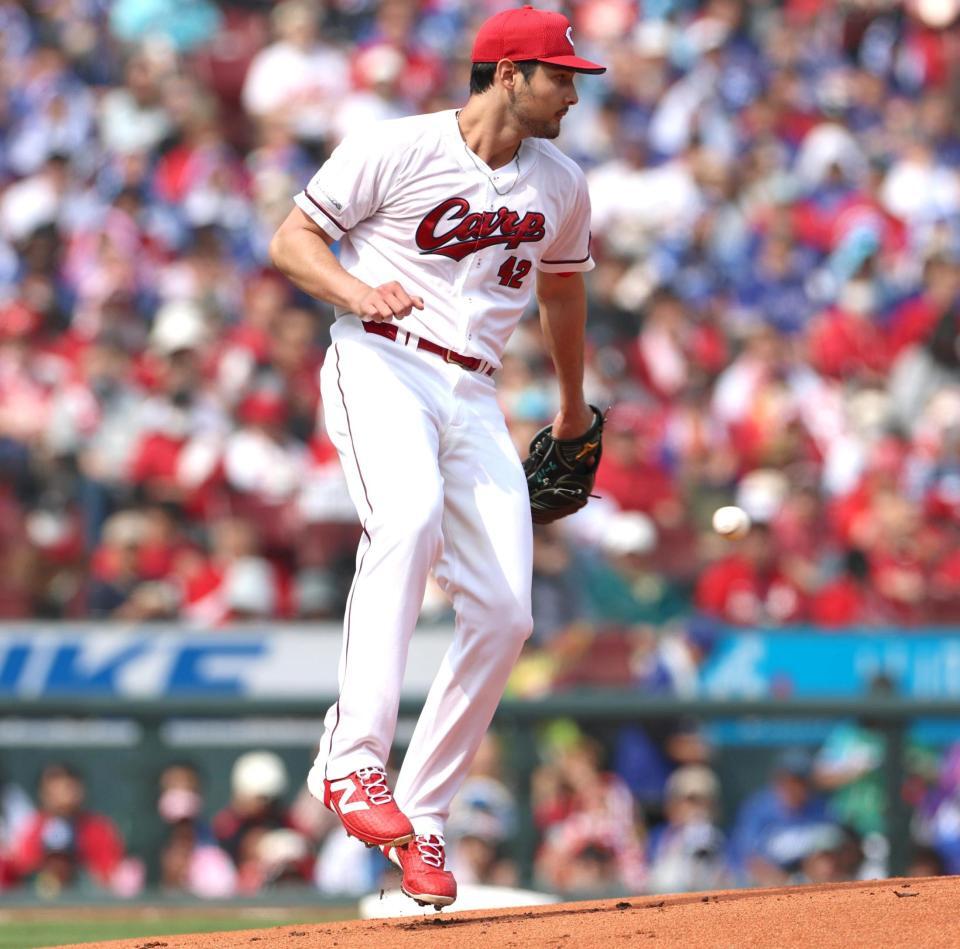 １回、岡林の打球にグラブを差し出すターノック（撮影・北村雅宏）