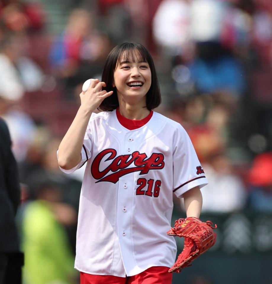 ２８日の始球式前、笑顔を見せる藤﨑ゆみあ（撮影・北村雅宏）
