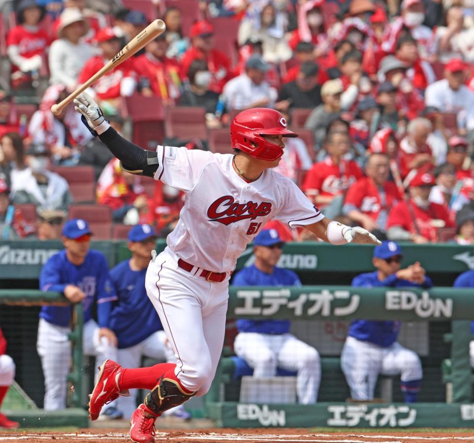 １回、中前打を放つ平川（撮影・北村雅宏）