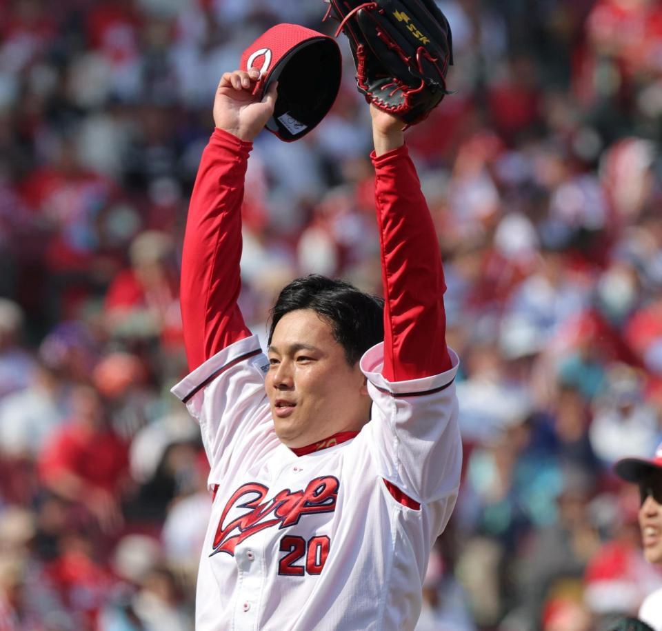 ６回、中日打線を三者凡退に抑え、ベンチに戻る栗林（撮影・北村雅宏）