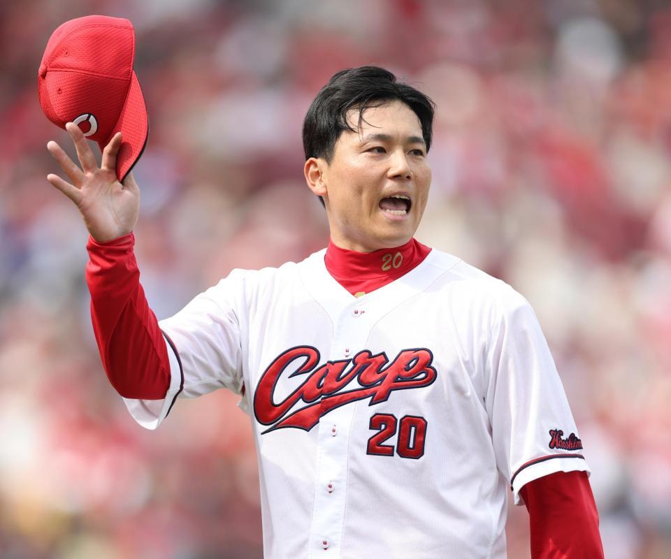 ３回表を三者凡退とし、声を上げる栗林