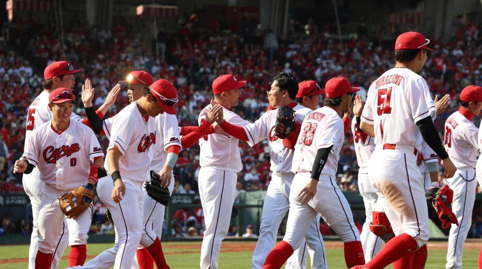 完封勝利を挙げ、ナインとタッチを交わす栗林（中央）＝撮影・北村雅宏