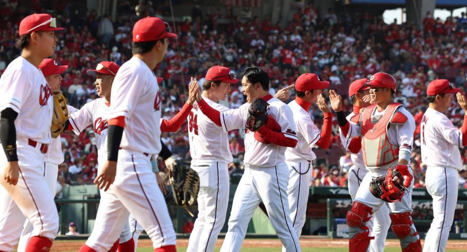 完封勝利を挙げ、ナインとタッチを交わす栗林（中央）＝撮影・北村雅宏