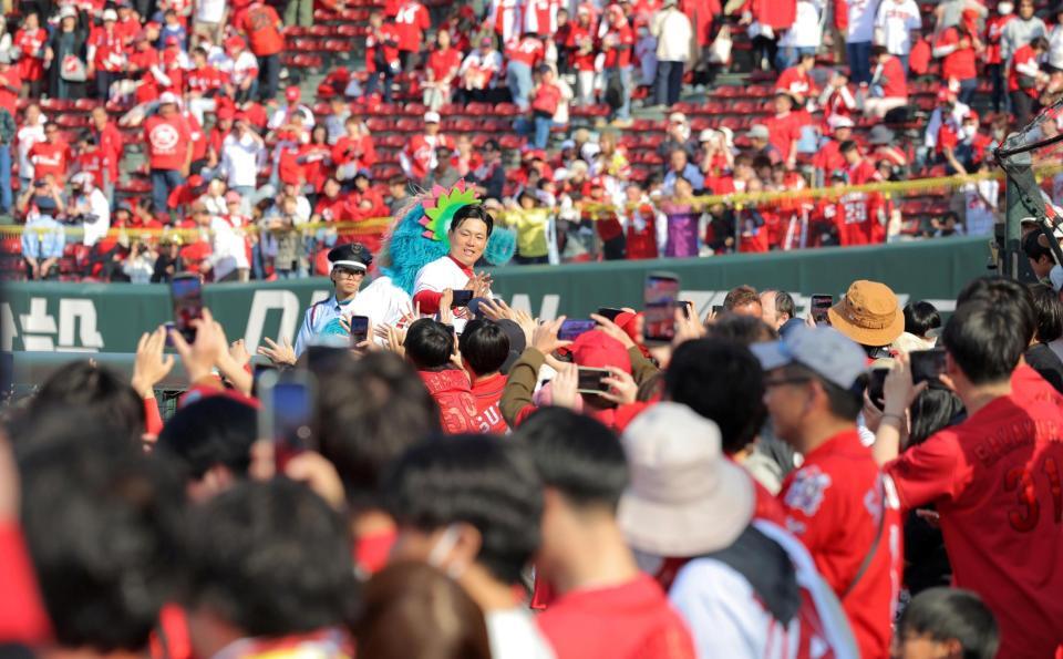 ファンと勝利のタッチを交わす栗林（中央）＝撮影・北村雅宏