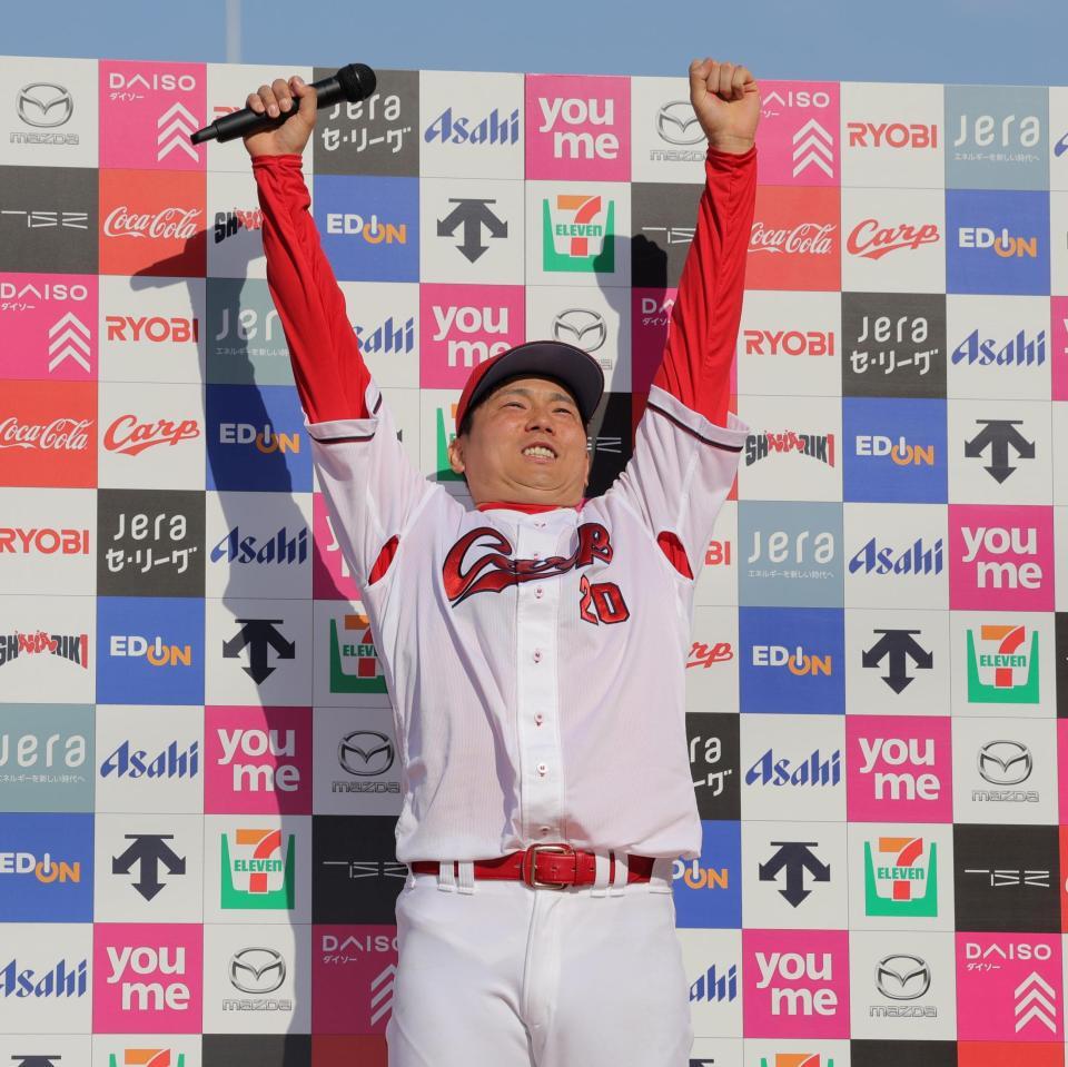 お立ち台でポーズをとる栗林（撮影・北村雅宏）