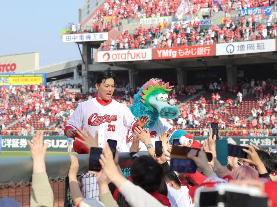 完封勝利を挙げ、ファンとタッチを交わす栗林（中央左）＝撮影・北村雅宏