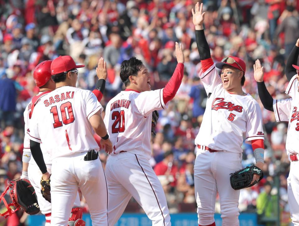 完封勝利を挙げ、ナインと喜びを分かち合う広島・栗林良吏（中央）＝マツダ（撮影・北村雅宏）
