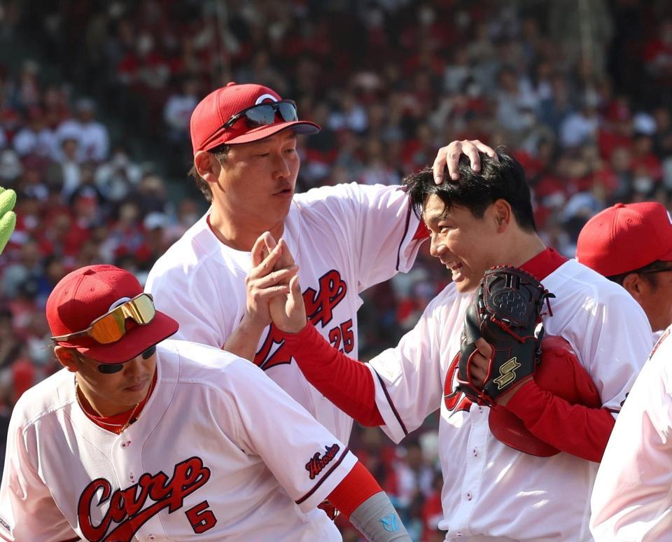 完封勝利を挙げた栗林（右）を祝福する新井監督（撮影・北村雅宏）