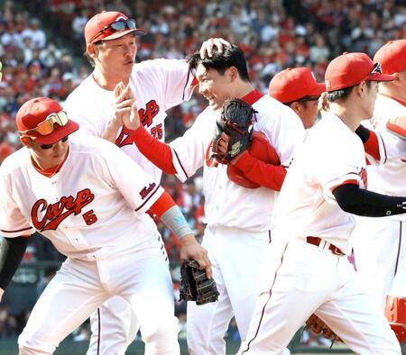 完封勝利を挙げた栗林（中央）を祝福する新井監督（撮影・北村雅宏）