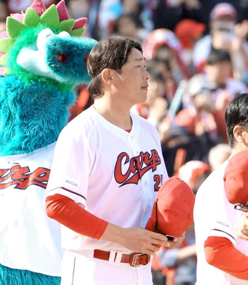 中日に３連勝し、ファンにあいさつする新井監督