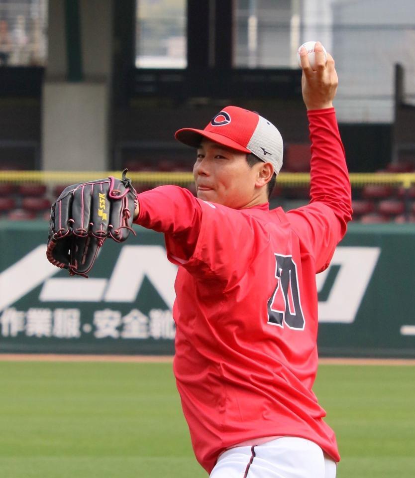 キャッチボールをする栗林（撮影・市尻達拡）