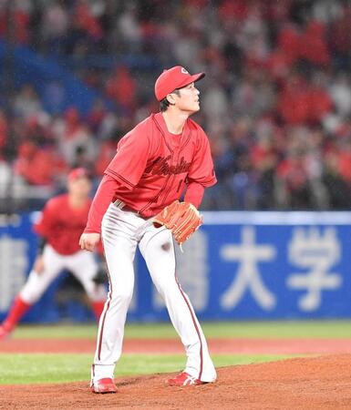 ４回、ソロを打たれ打球を見つめる森下（撮影・開出牧）