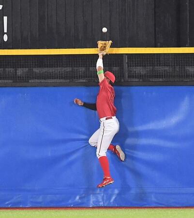 ４回、オスナの中越えソロに飛びつきフェンスに激突する平川（撮影・開出牧）