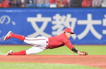 ４回、好捕する勝田（撮影・開出牧）